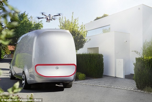 1535609134619041304.jpg “有了电子驾驶系统的辅助,Vision Van不单不会排放任何尾气,还可以静悄悄地移动,这两大优势意味着它可以在城市中道路交通限制的时候行驶,而在夜深人静的时刻,它也能在居民区内投递货物。这将给我们客户的客户提供崭新的智能服务。”奔驰Vision Van的项目主管Mornhinweg表示。.jpg