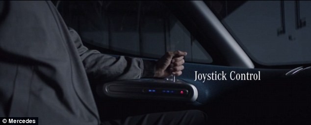 1535609140430019344.jpg 有了这辆全新的物流车后,Vision Van团队员工的一天是这样过的:包裹会被扫描、分拣并安置在由全自动机器指定好的特别货架上。所有的货架都会被安置在Vision Van中,然后被无人驾驶车运走。雇员们通过一扇自动门进入Vision Van,并用操纵杆来控制行驶路线,汽车的行驶过程中也一样安静且不会排放气体。Vision Van的马力有100,开足马力的话可以行驶168英里。.jpg