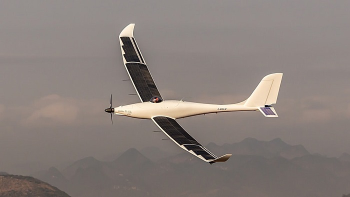 德国 Elektra 太阳能公司刚刚宣布，其 Two Solar OPS 高空长航时飞机已完成飞行测试，顺利完成了起降和飞行动作。该机可选配有人驾驶系统（OPS），验证机翼展为 24.8 米（81 英尺），机翼和尾部尽可能地铺上了 22.5 ㎡（242 平方英尺）的太阳能面板。光伏面板可为电池充电，然后带动 32kW 的电机输出。2.jpg