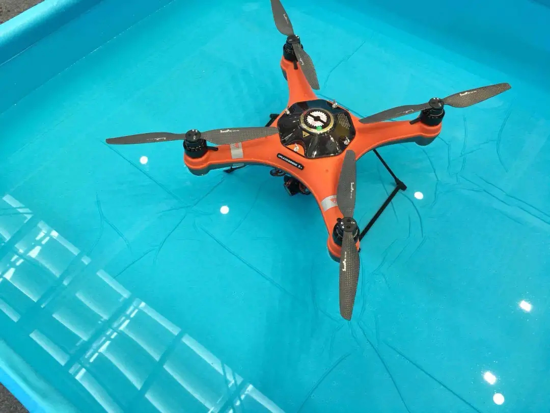 斯威普主要展示了目前两款热门的无人机产品：水手3+防水无人机、雨燕+防水无人机。现场搭了水池，将无人机防水性更直观的展示出来。.webp.jpg
