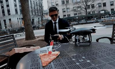 Casey Neistat 又用航拍机创新作！空投 Pizza﹐你见过吗？