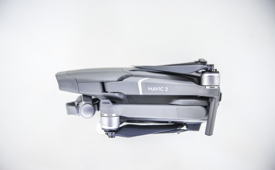 Mavic 2专业版搭载拥有1英寸CMOS传感器，更重要的是大疆与哈苏共同研发的L1D-20c航拍相机，大疆生生的就把哈苏的logo直接打到了Mavic 2专业版无人机的镜头上，和哈苏的合作，不光提升了一定的专业影像表现，还被不少人调侃成“年轻人第一台可以飞上天的哈苏相机”。.jpg