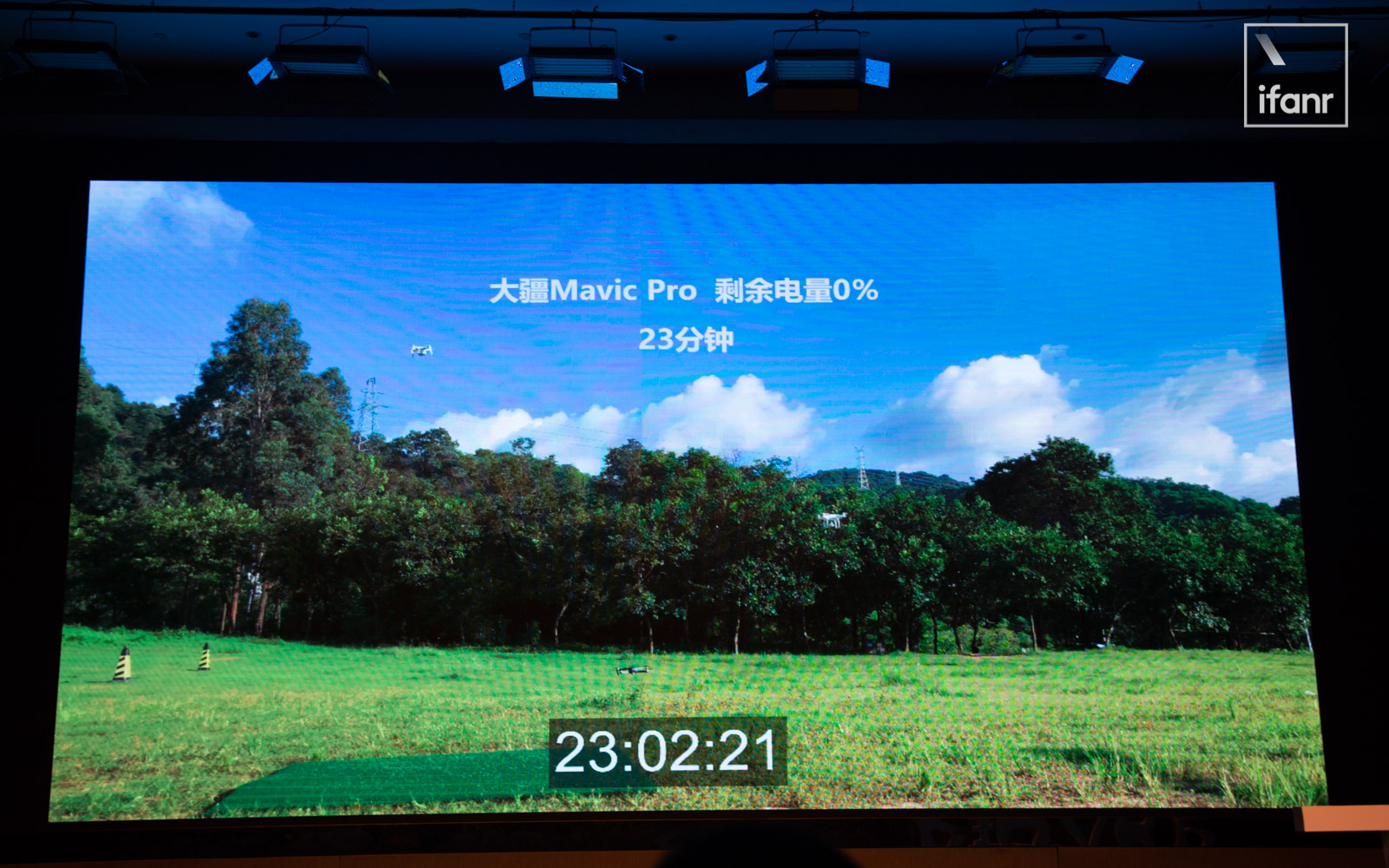 在影像方面，飞拍 VR6 Pro 配备了一枚 1 2.3 英寸、86° F 2.0 光圈、1600 万像素的松下摄像头，最高支持 4K 分辨率拍摄，并配备三轴无刷云台，但这些不是它最显著的亮点。.jpg