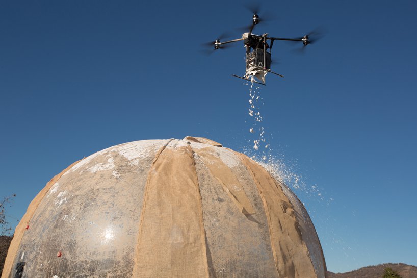 法国建筑师开发出泥浆喷射无人机，用于快速建造应急避难所.jpg
