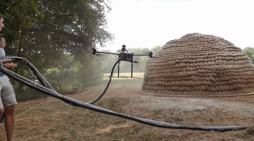 法国建筑师开发出泥浆喷射无人机，用于快速建造应急避难所2.jpg